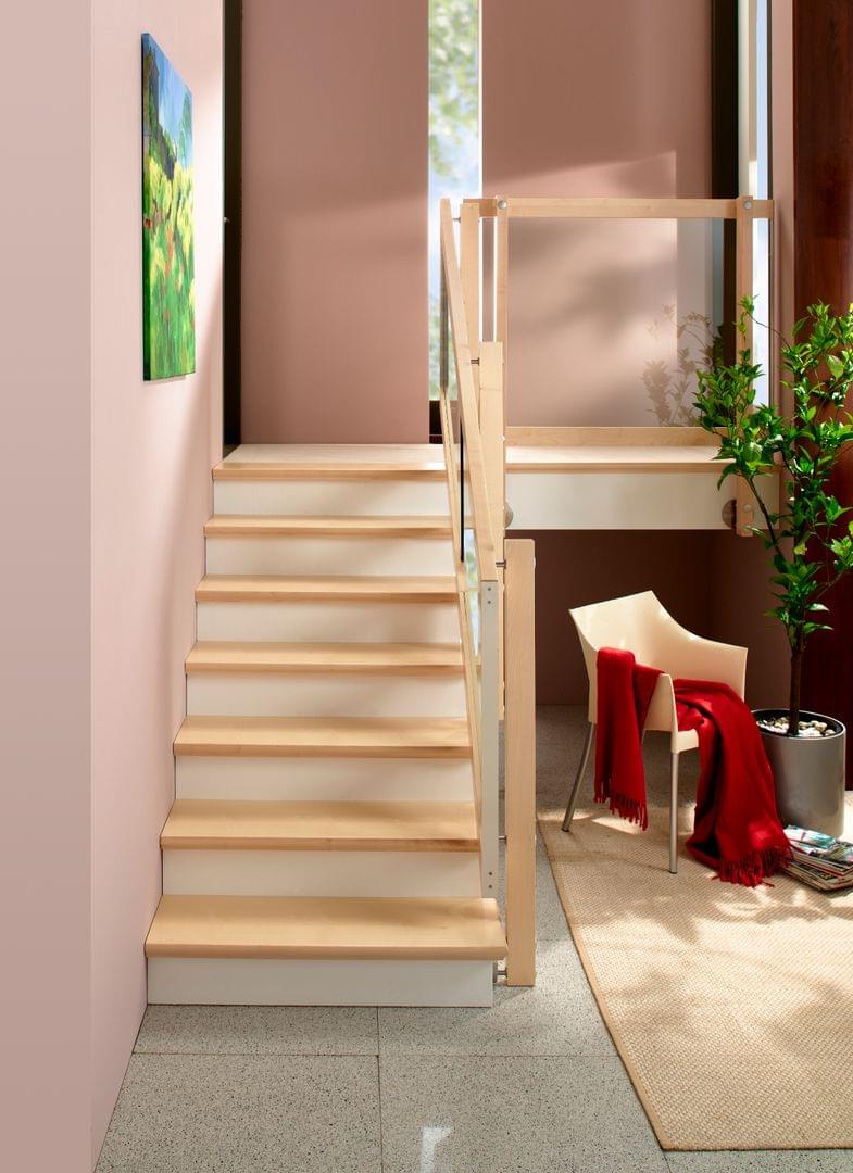 Gerade Betontreppe mit Massivholzstufen Geländer mit Glasfüllung Glasgeländer